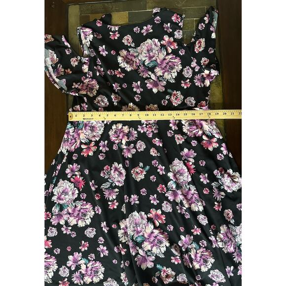 Torrid Black Floral Cold Shoulder Wrap Dress V Neck Stretch Women's Sz 2 18/20 - Picture 4 of 8